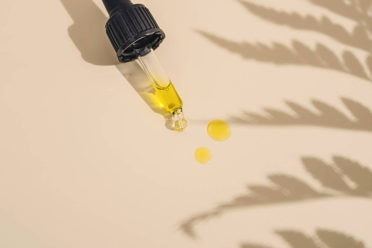 Infographic showing safe essential oil dilution ratios by age and skin type: 0.5% for face, 1-2% for body, max 3% for rinse-off. Includes warnings for photosensitizing oils.